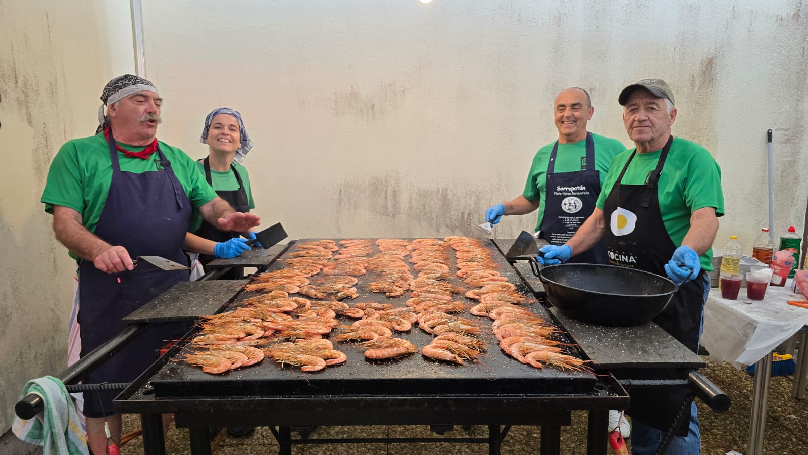 Preparación del gambón a la playa del que se repartieron numerosas raciones entre los asistentes.