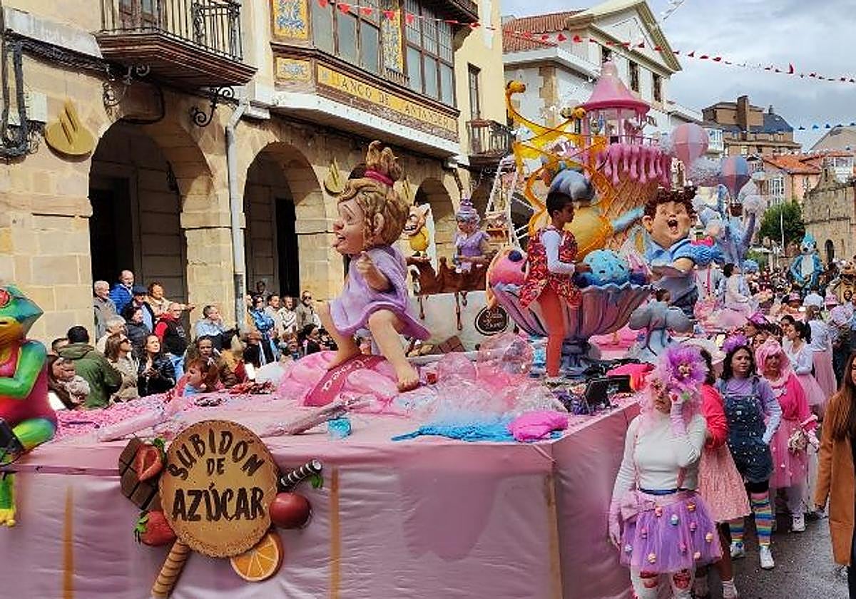&#039;Subidón de azúcar&#039; gana el concurso de carrozas de Reinosa