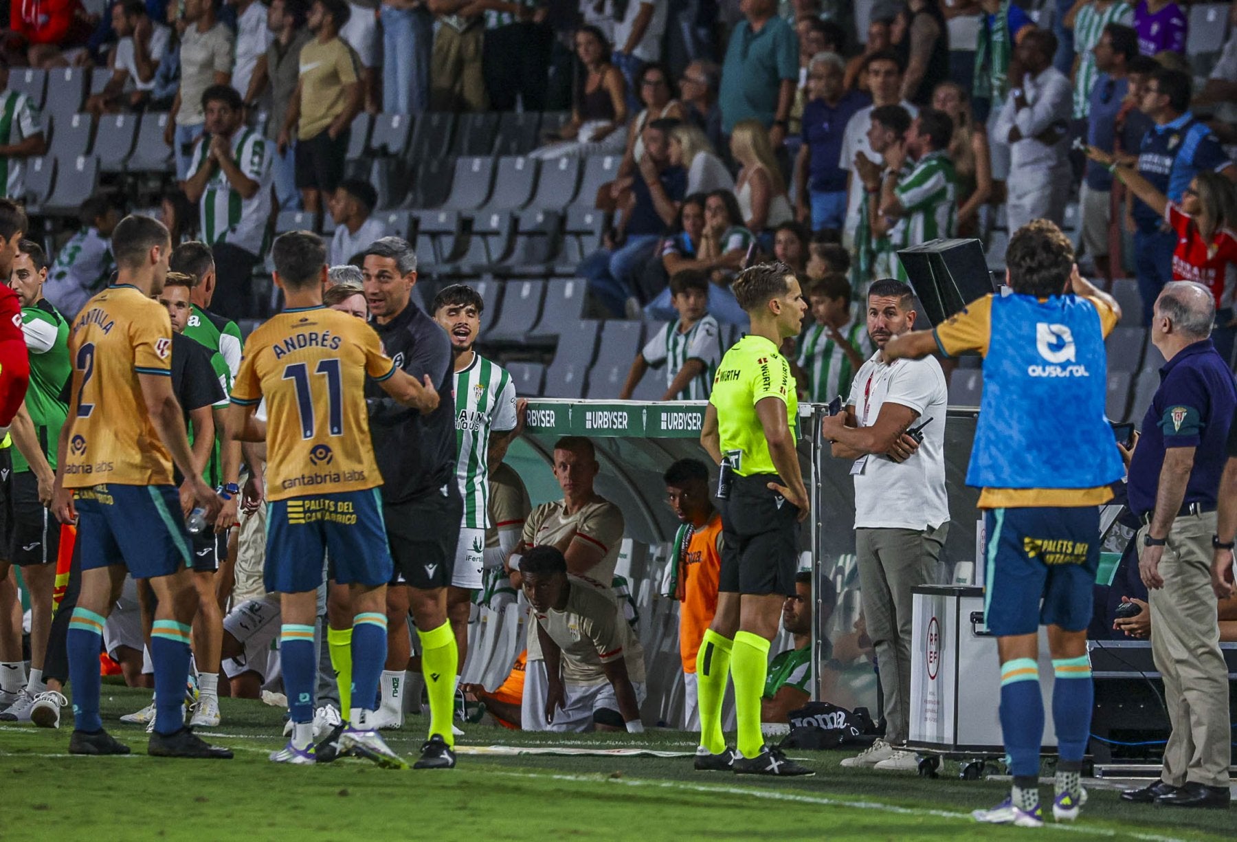 Carlos Muñiz revisa la jugada en el monitor mientras Andrés y Mantilla protestan al cuarto árbitro, Guillermo Conejero, y Sangalli hace gestos de disconformidad.