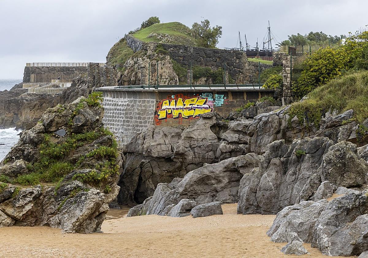 Pintadas vandálicas en el muro exterior de las instalaciones del Tenis, que se alza sobre la playa del Camello.