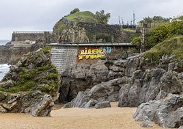 Pintadas vandálicas en el muro exterior de las instalaciones del Tenis, que se alza sobre la playa del Camello.