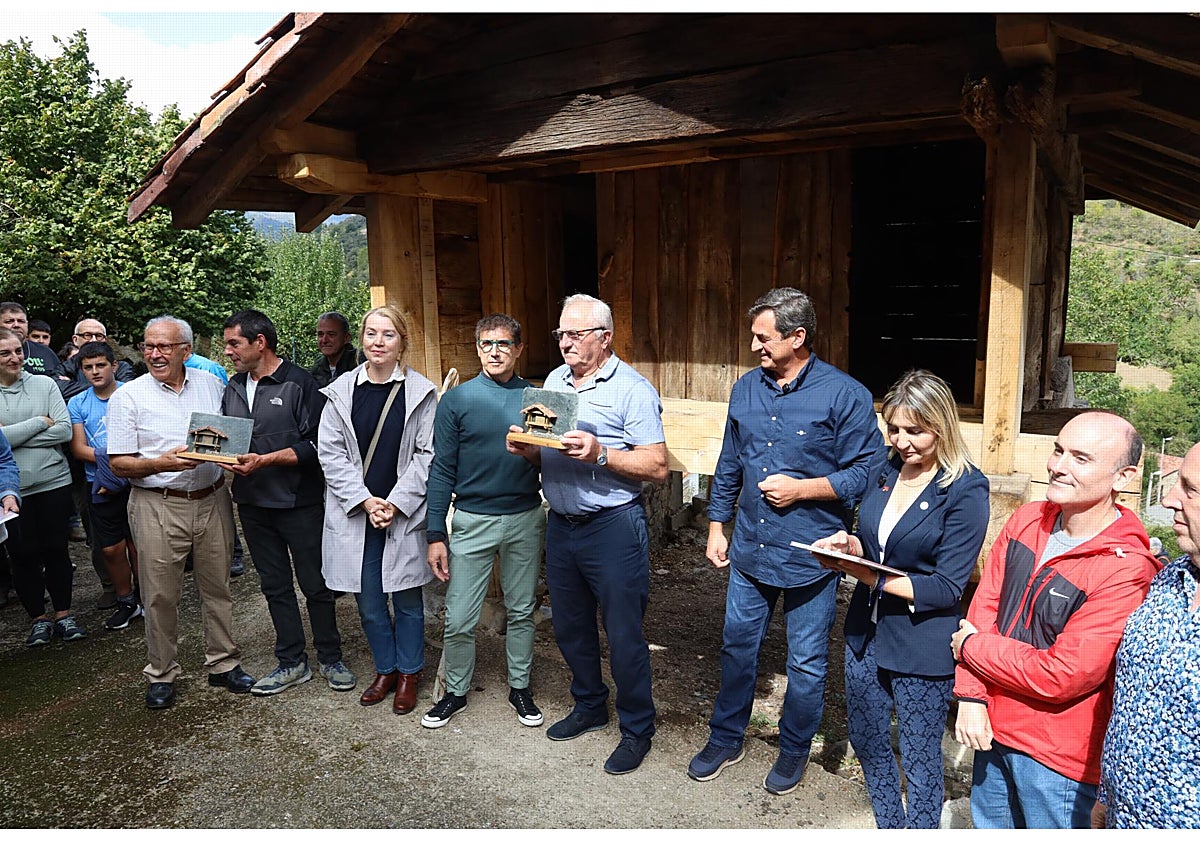 Imagen principal - Los propietarios del hórreo recibieron una maqueta en relieve; entrega de la llave del hórreo por parte de los propietarios al alcalde, Enrique Sabarís, y el alcalde entregando sellada la credencial del Camino Lebaniego a dos vecinas
