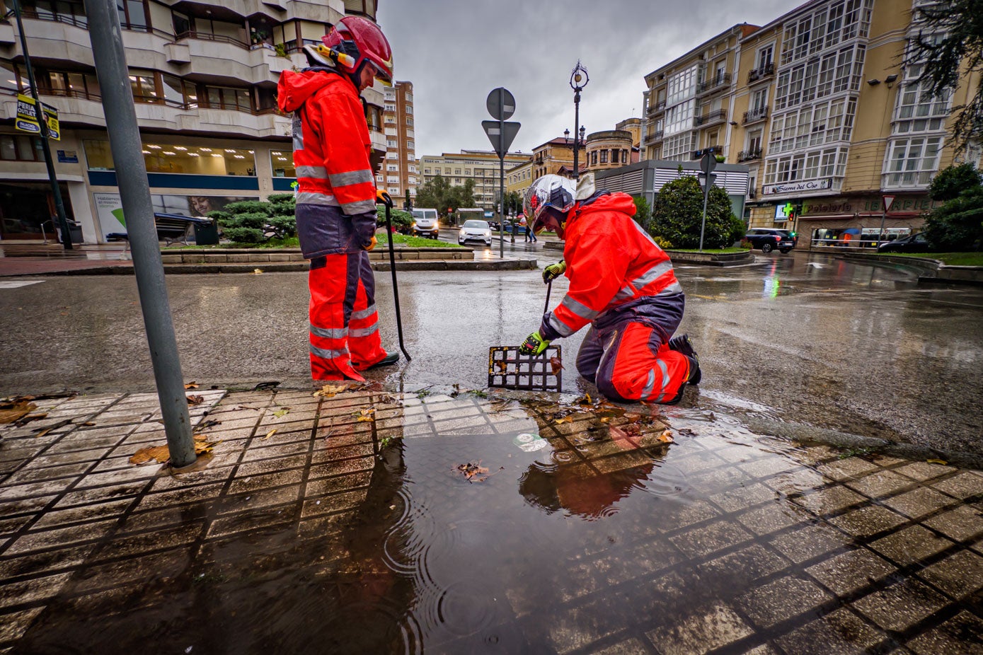 Bomberos voluntarios desatascan alcantarillas