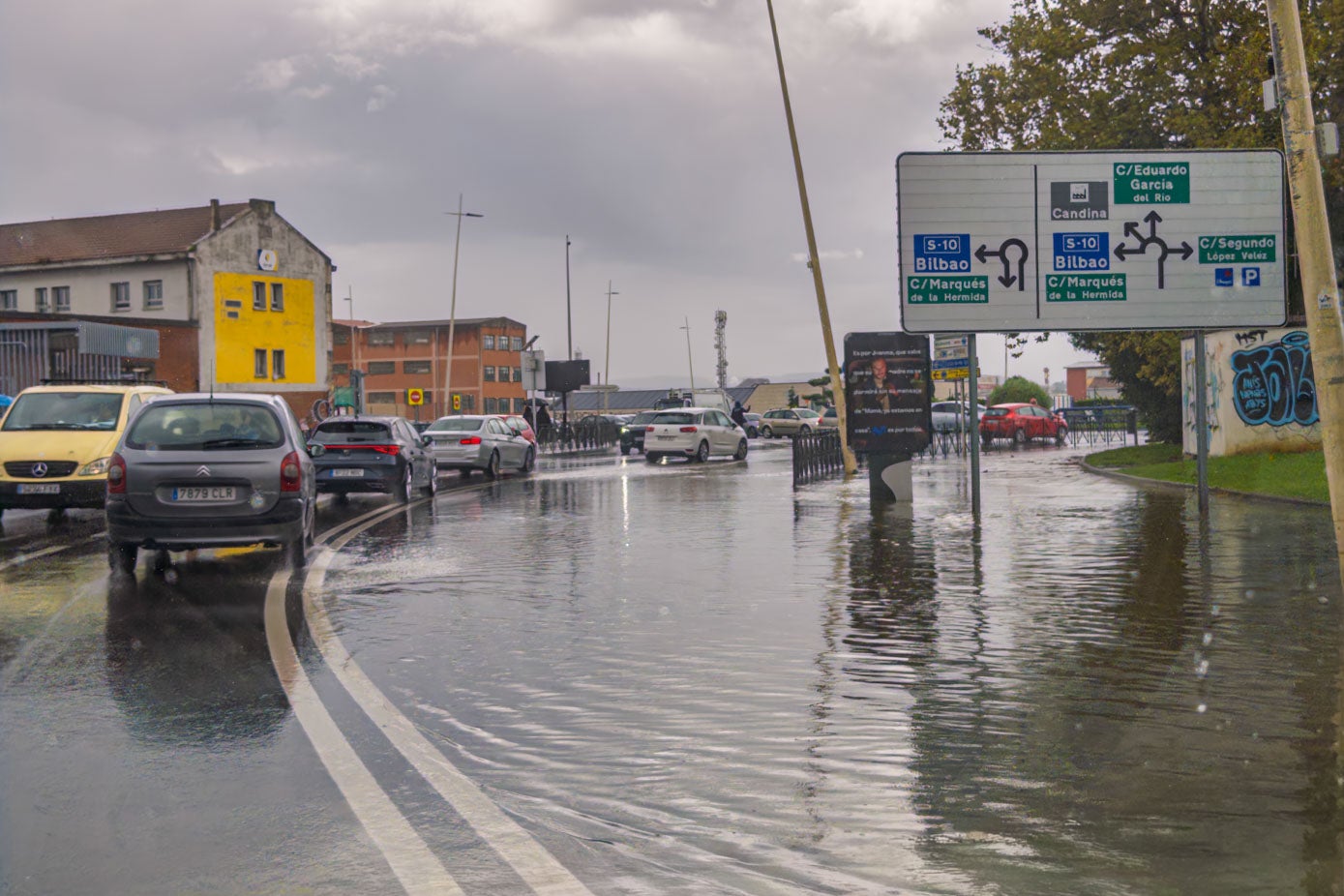 La rotonda de Valdecilla sur, totalmente inundada.