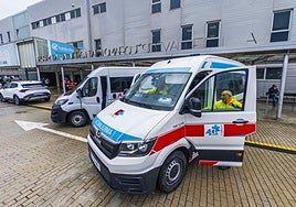 Nuevas ambulancias del transporte programado a cargo de Autransa tras la salida de Diavida, a las puertas de Valdecilla Sur.