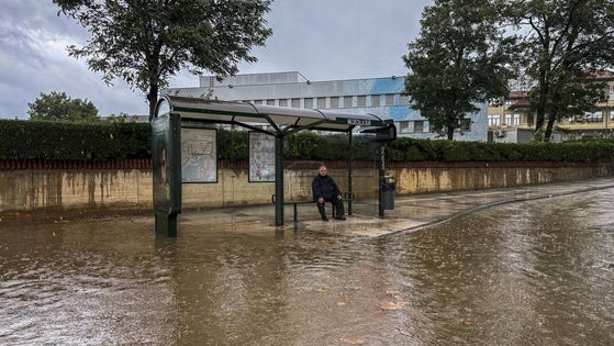 La alerta amarilla ha anegado zonas como Valdecilla Sur o la calle Burgos.