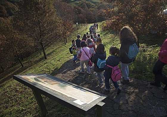 Alumnos de infantil y primaria de la Escuela de Medio Ambiente durante una de las actividades.