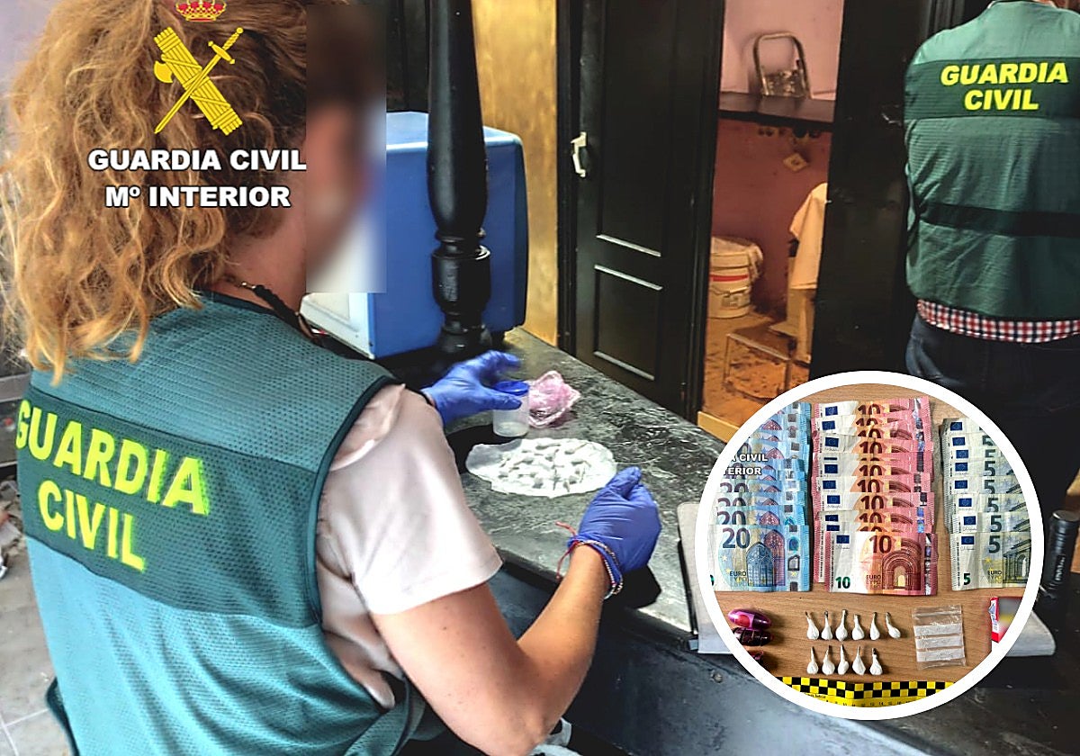 En la imagen principal, una agente de la Guardia Civil requisa envoltorios con cocaína en una operación en Heras, mientras que en la inferior se observa el material incautado en una intervención en Sarón.