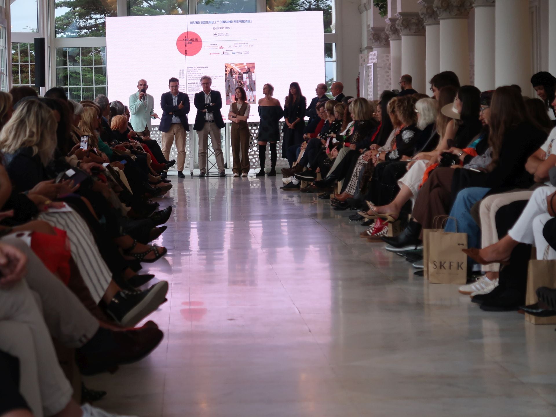 Momento de la inauguración de la Santander Slow Fashion a cargo de José Luis Callejo, Rosendo Ruiz, Alberto Ibáñez, Trinidad Castillo, Maia Eder Curutchet, Rebeca Gómez, Mariano García Forcada y Álvaro Lavín.