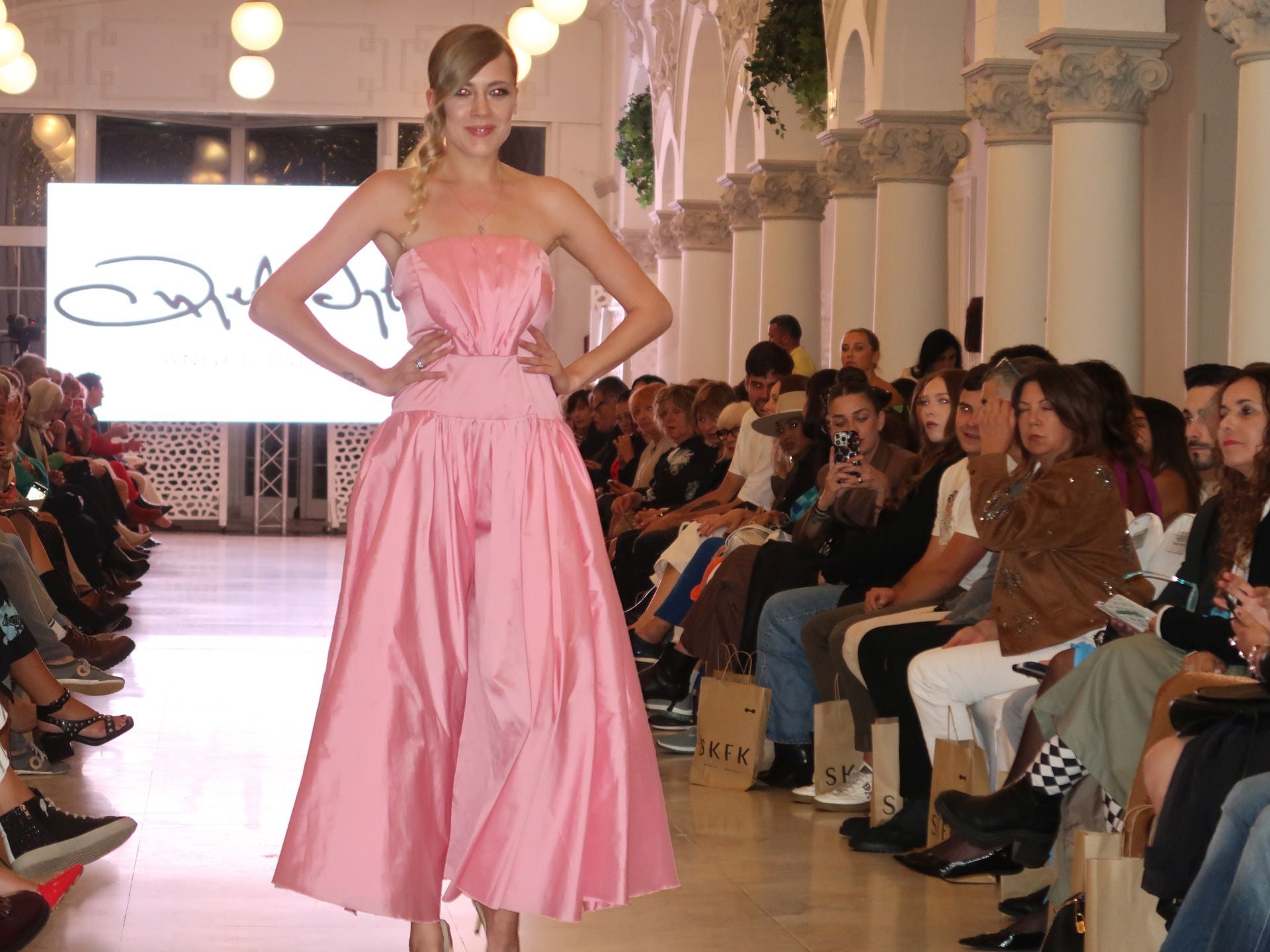 Adela Pirvu durante el desfile de Ángel Iglesias.