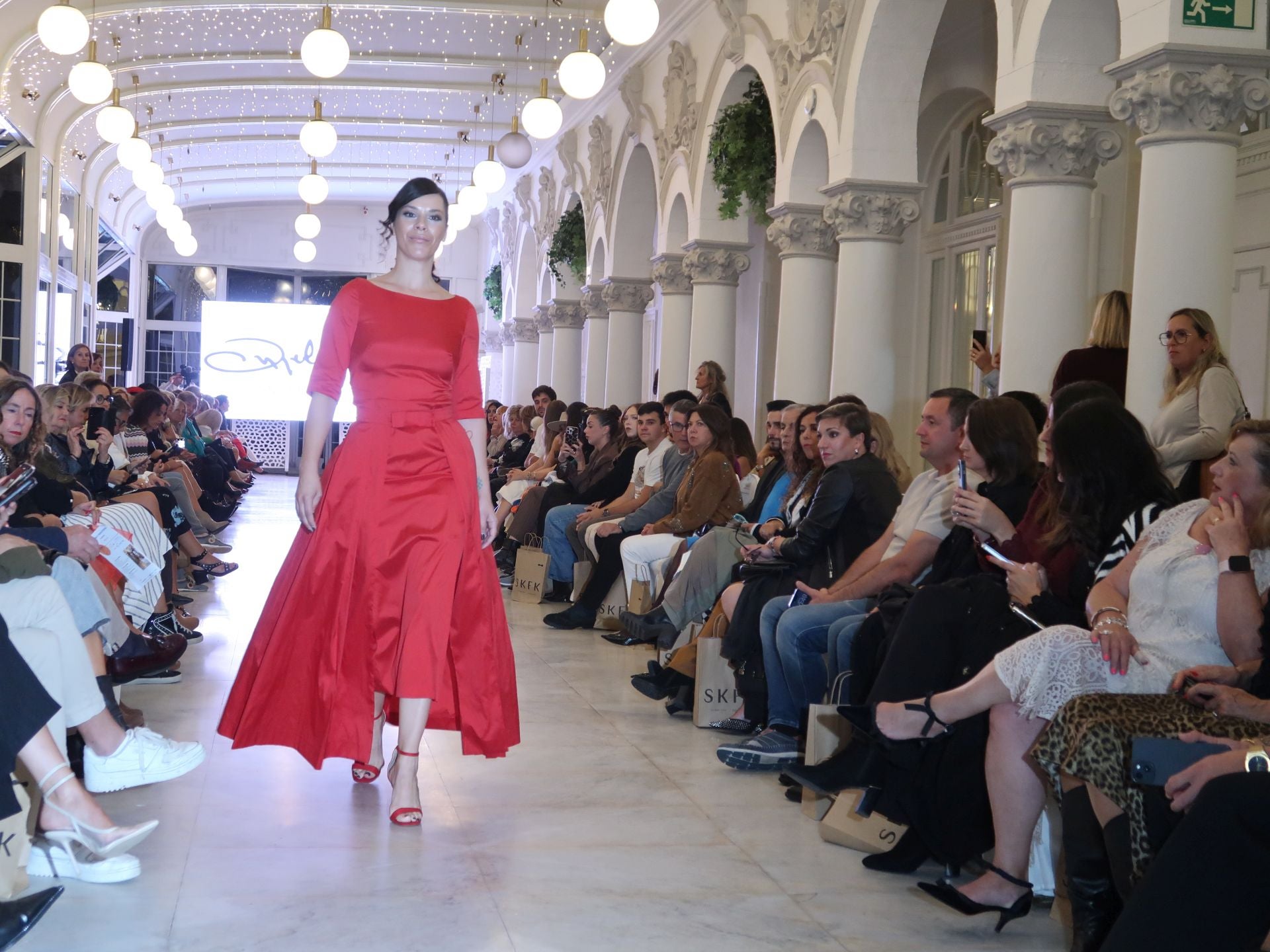 Piloshka, con un vestido de Ángel Iglesias.