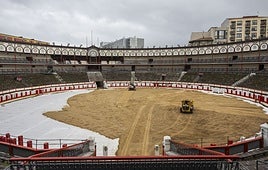 Trabajos de dustitución de la arena del coso el pasado verano