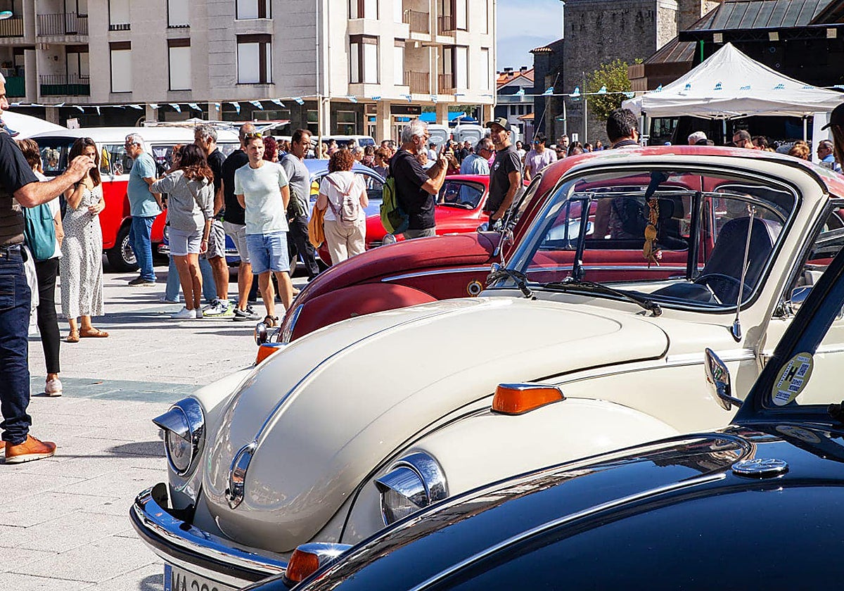 La fiesta de la cerveza en Noja se completa con la exhibición de vehículos.