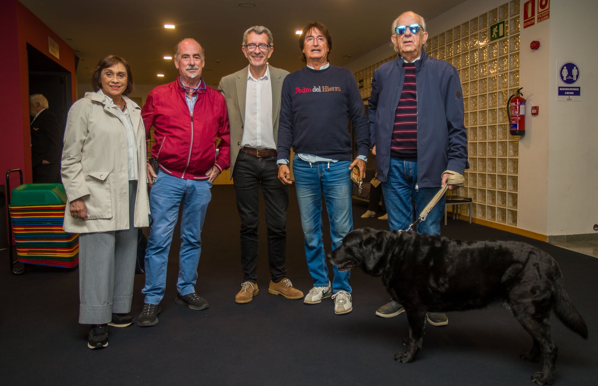 María José Rodríguez, Jesús Frías, Pedro Pérez Noriega, Pilo Castillo, Javier Peña y su perra guía Cyfa.