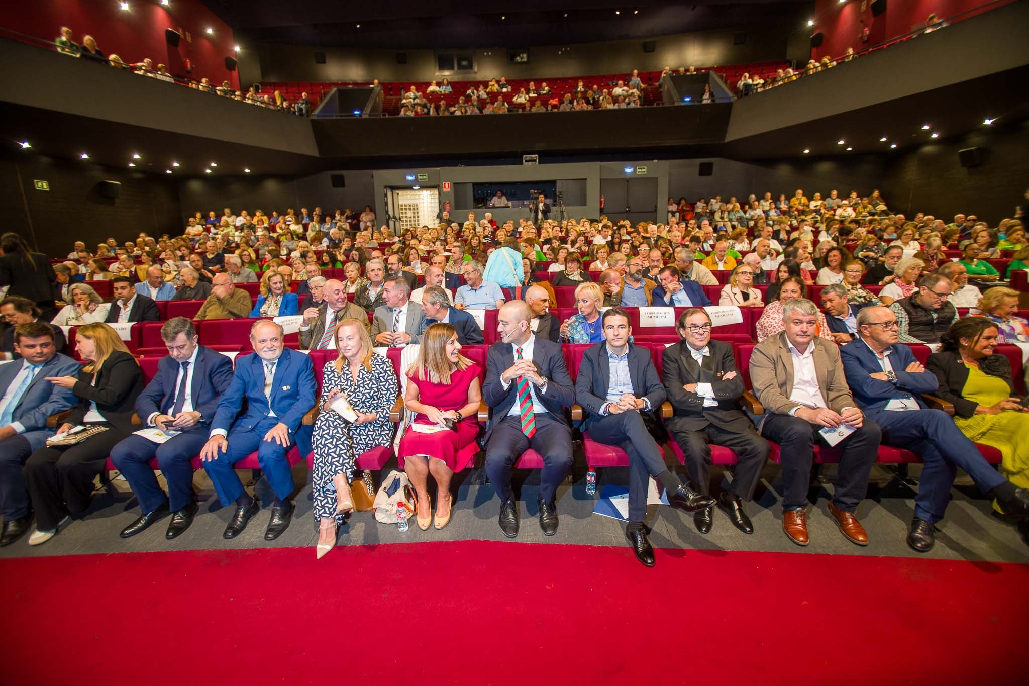 La Sociedad Coral de Torrelavega celebró sus cien años acompañada de coralistas, familiares, amigos y autoridades.
