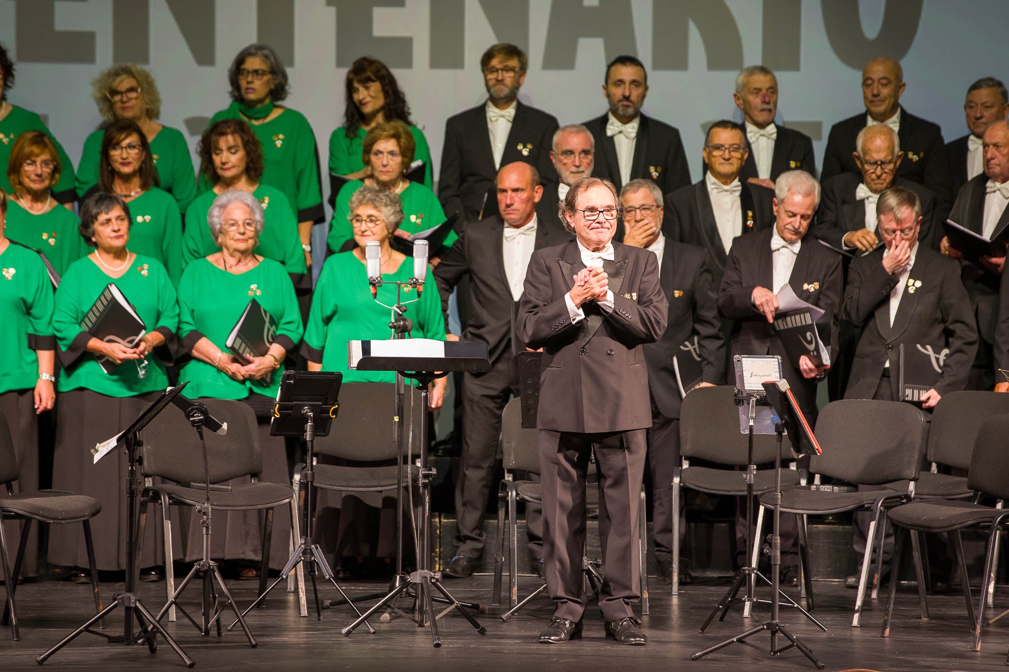 Manuel Egusquiza mira emocionado a su público, repleto de viejas caras conocidas.