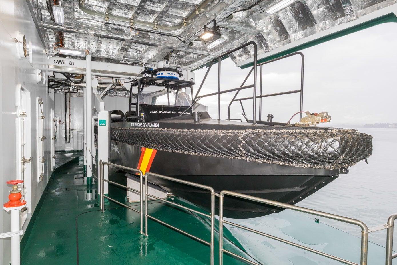 Cuenta con una embarcación de rescate con dos motores de 500 caballos cada uno y alcanza velocidades de más de 60 nudos.