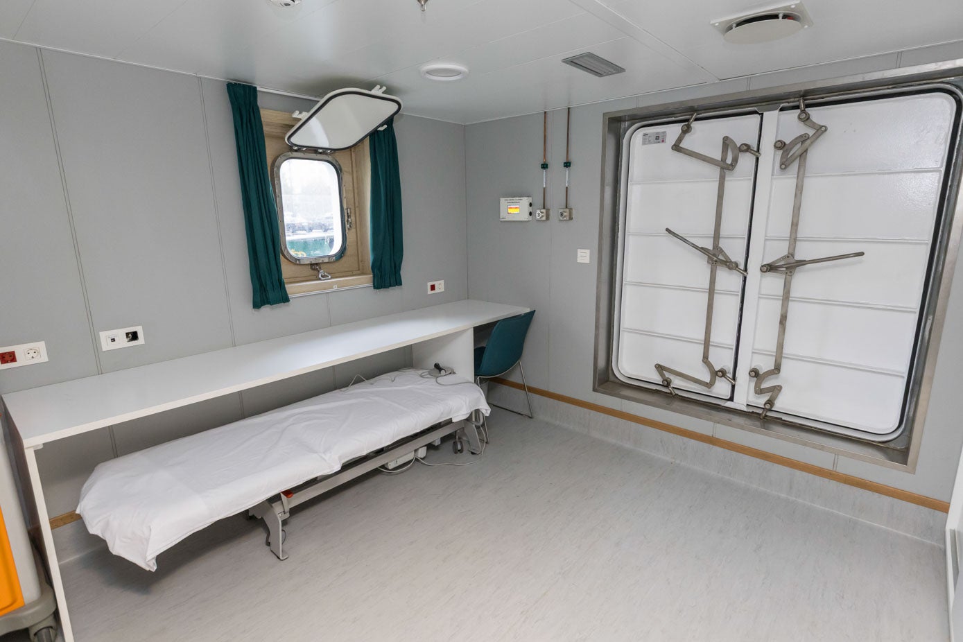 El nuevo buque de la Benemérita también dispone de un quirófano.