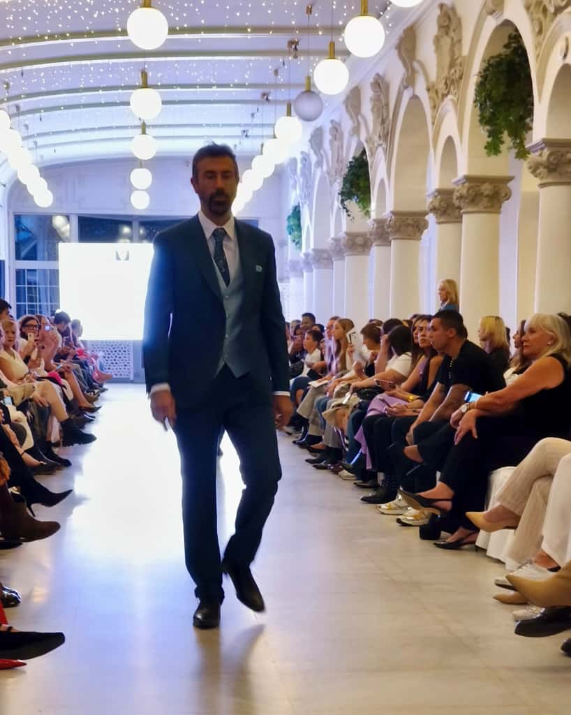 Carlos Torre, con traje de ceremonia de Protocolo.