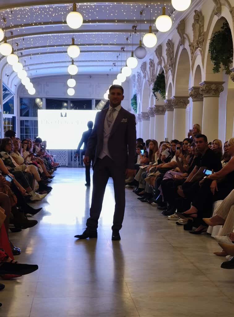 Jorge Novoa con otro de los trajes de la firma zaragozana Protocolo.