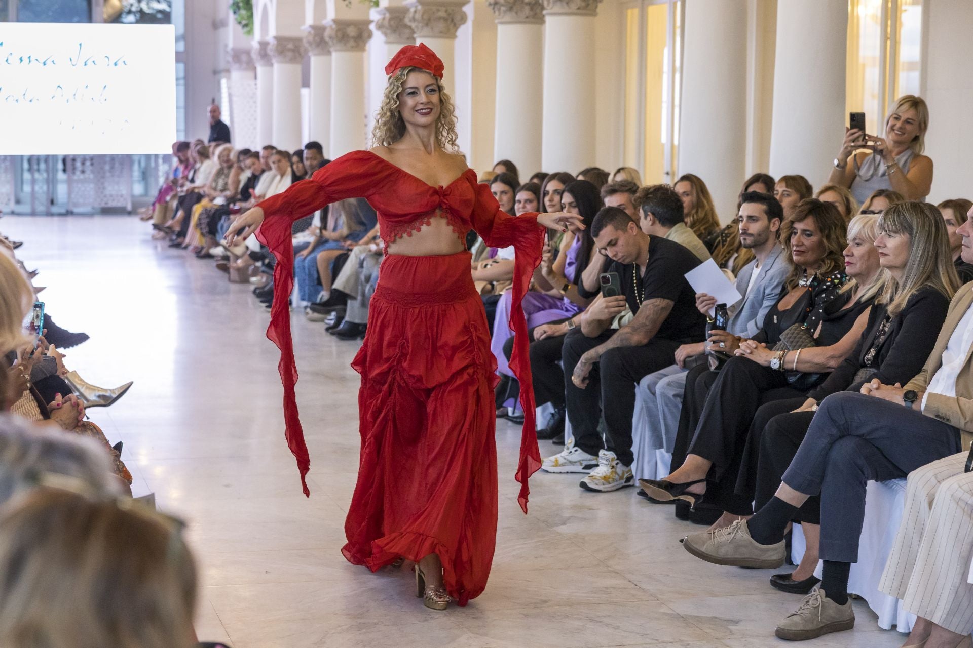 Vanessa Martínez con falta y top de Zulema Jara teñidos a mano, y tocado de My Josefin.