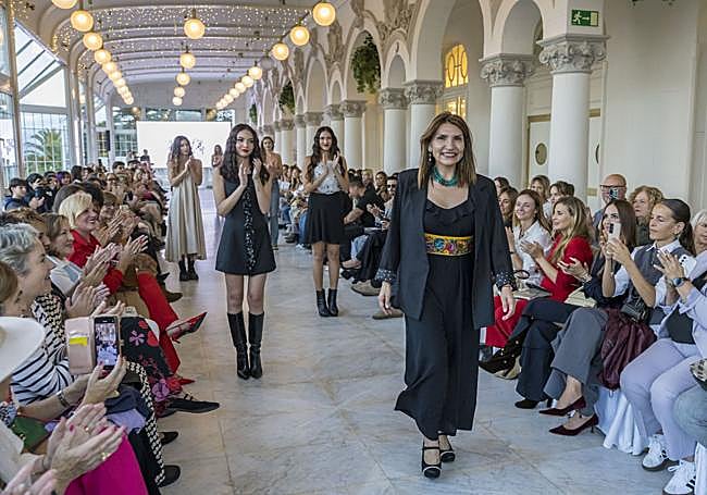 La maestra vidriera Claudia Arauz, de raíces ecuatorianas afincada en Suances, donde tiene el taller en el que trabaja para su firma Sardinucas.