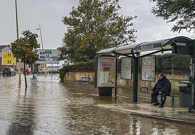 Inundaciones en la marquesina de autobuses en Valdecilla Sur.