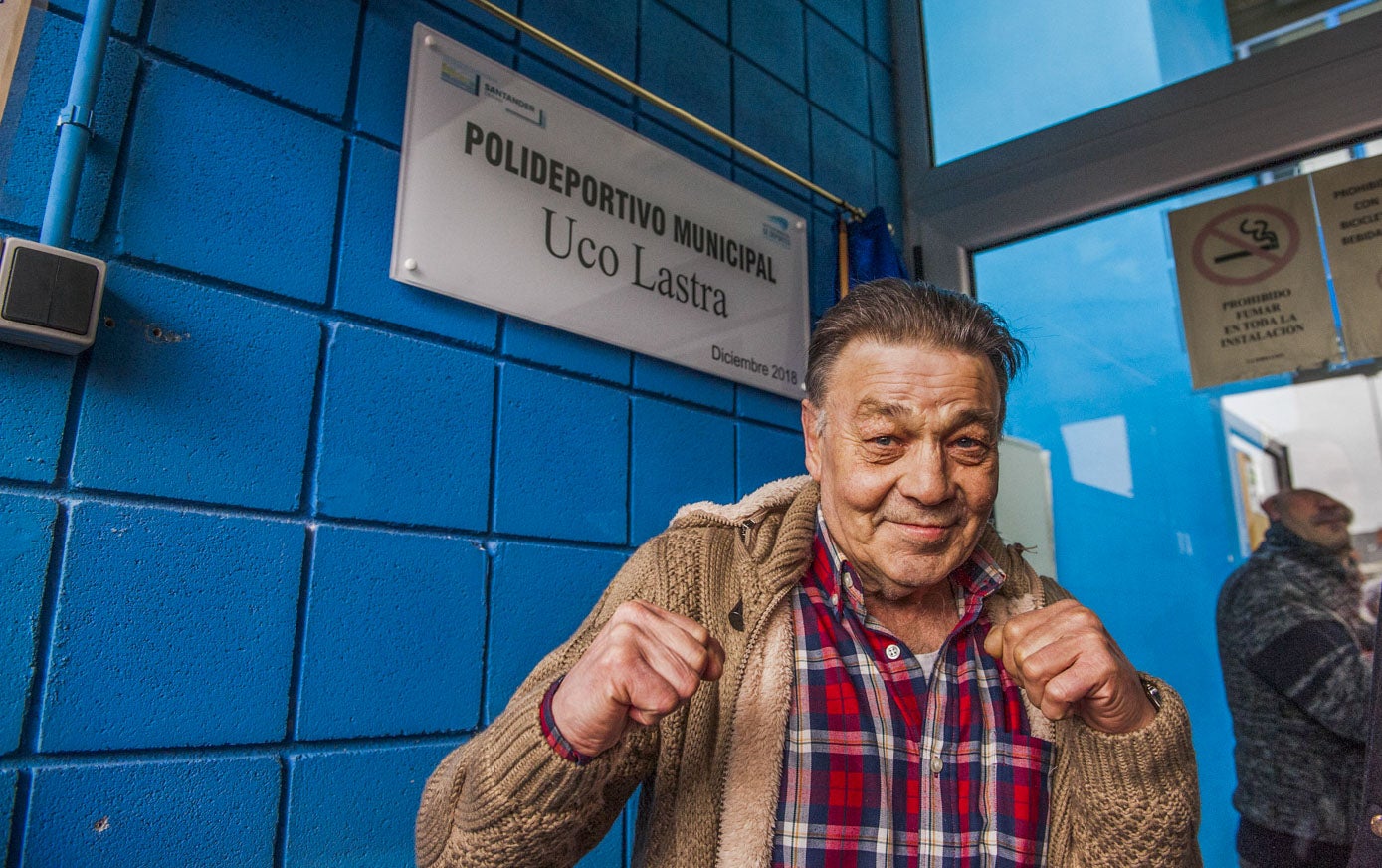 Frente al pabellón polideportivo que lleva su nombre en Cueto, en el Barrio bellavista.