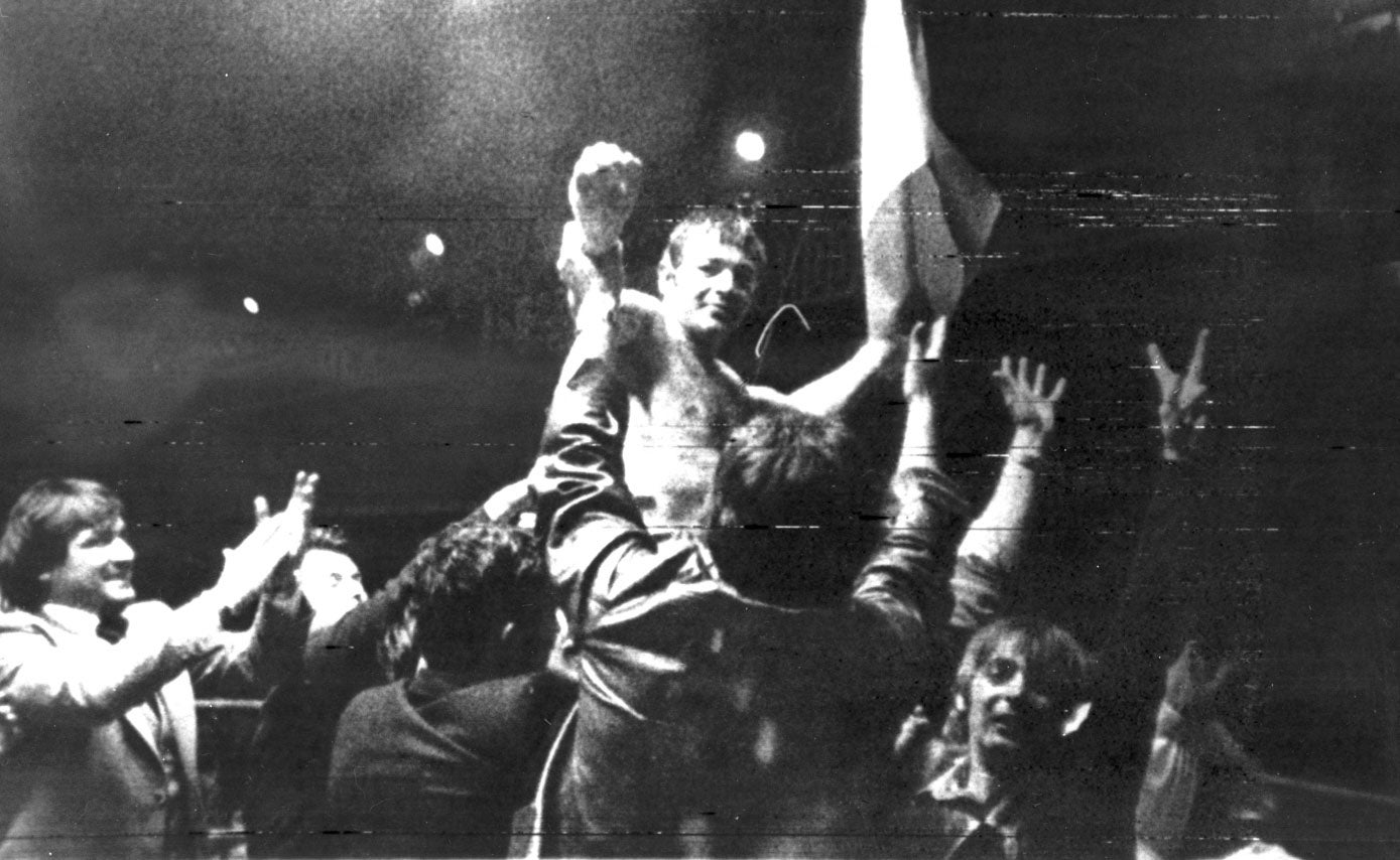 La afición le saca a hombros en el Mercado de Ganados de Torrelavega donde se celebró el combate que le dio el título en 1977.