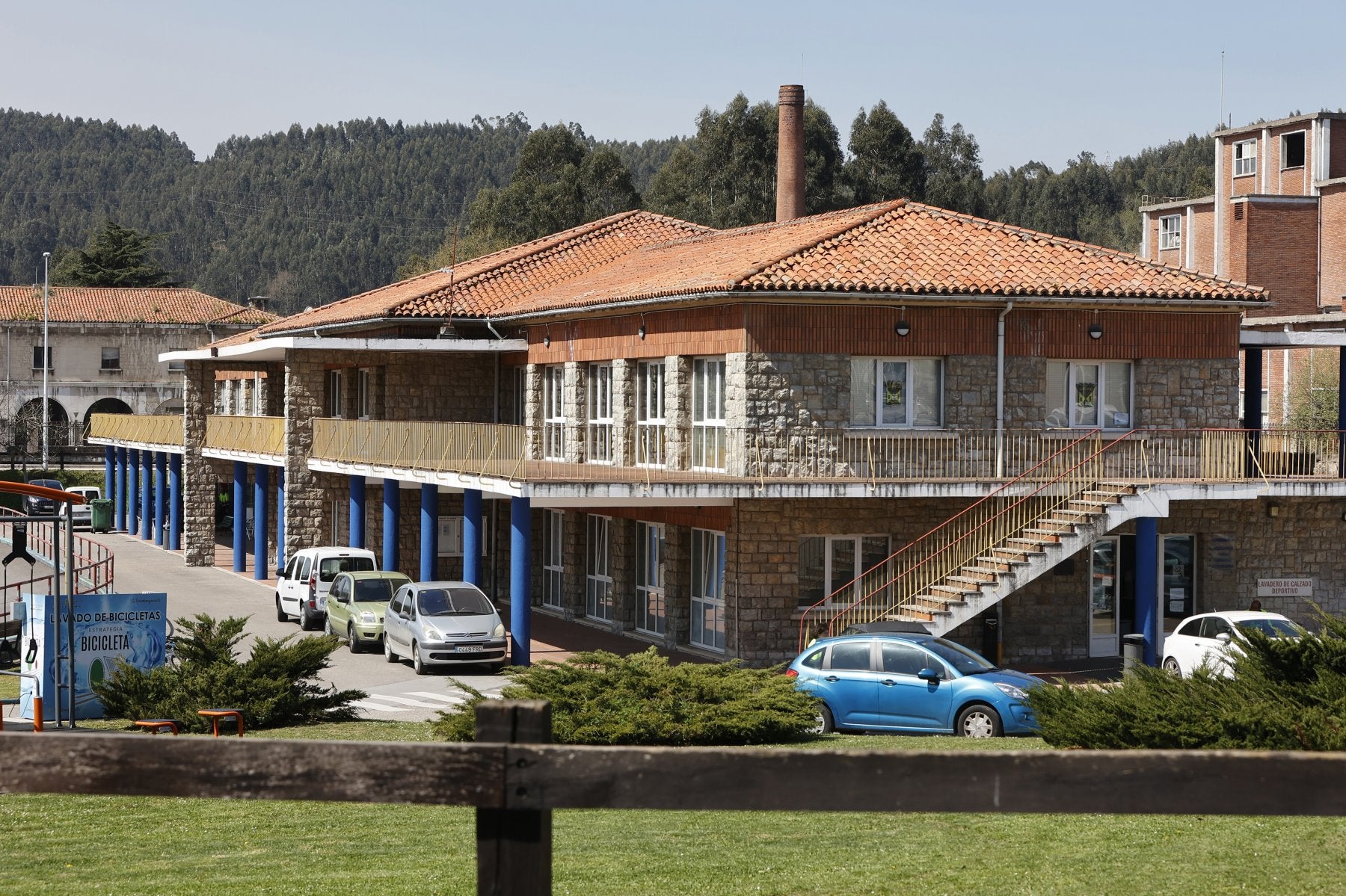 El edificio donde se encuentra el albergue de peregrinos, junto al complejo Óscar Freire.