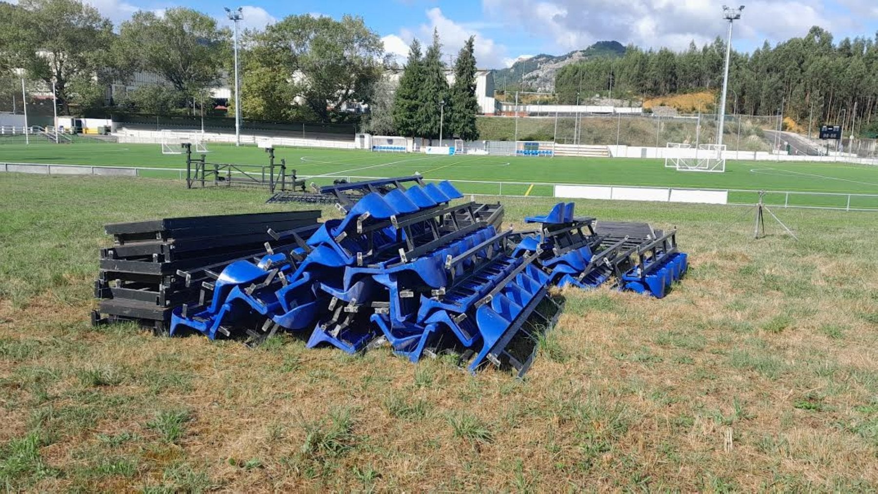 Materiales para la construcción de la nueva grada supletoria.