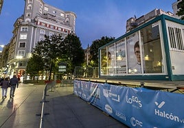 Recipiente instalado en el que se encerrarán los ilusionistas, en la plaza del Ayuntamiento de Santander.