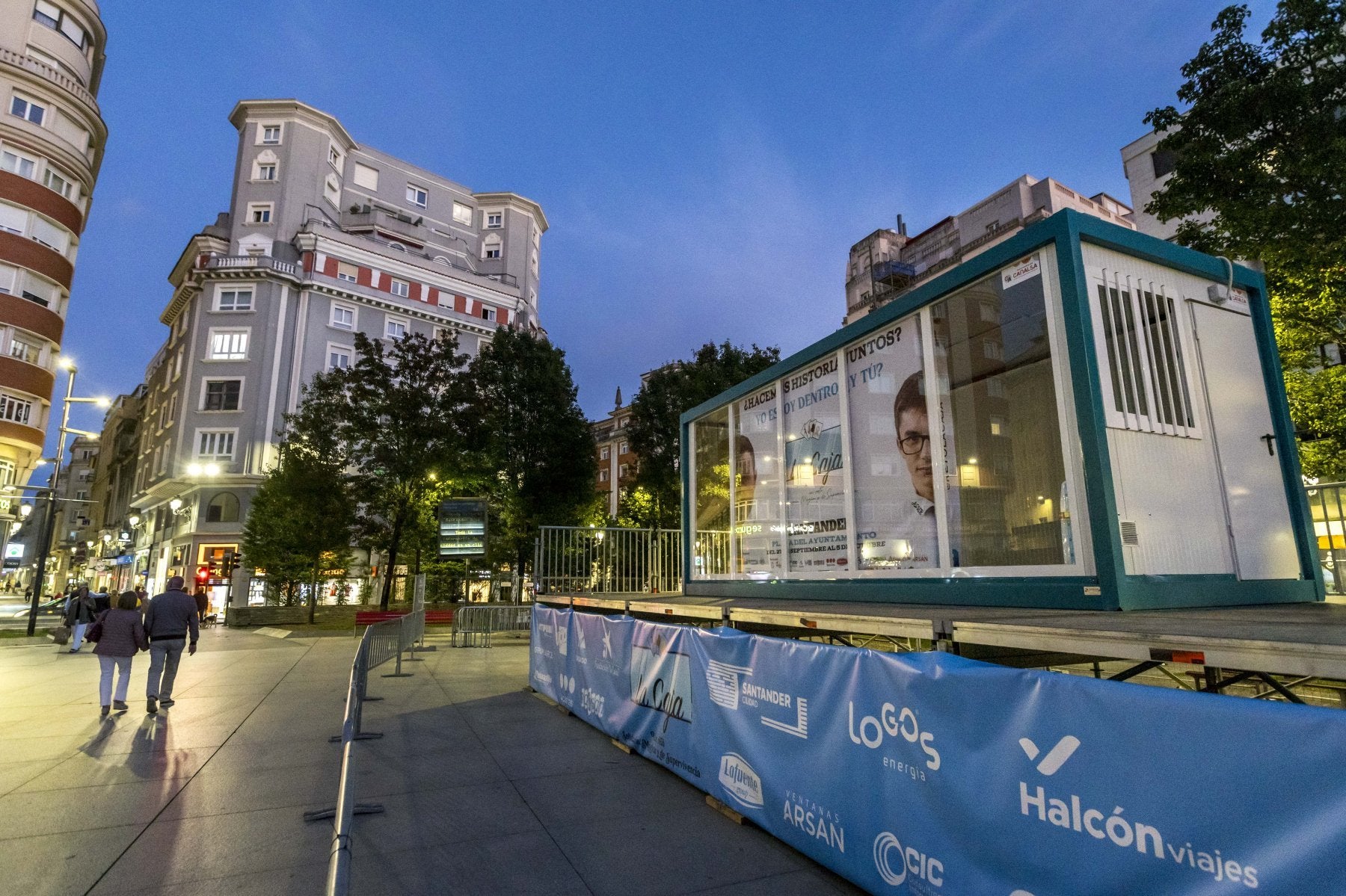 Recipiente instalado en el que se encerrarán los ilusionistas, en la plaza del Ayuntamiento de Santander.