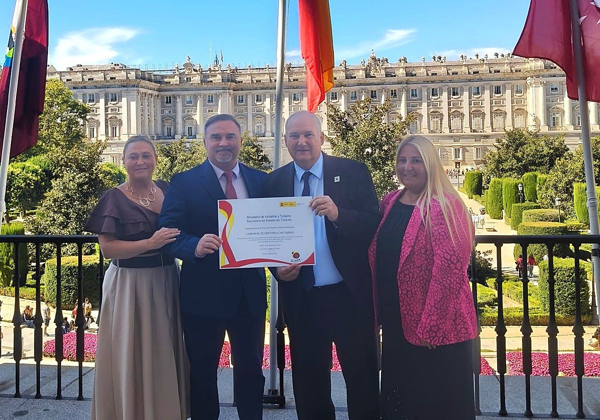 Las autoridades locales junto al ministro de Turismo, en Madrid.