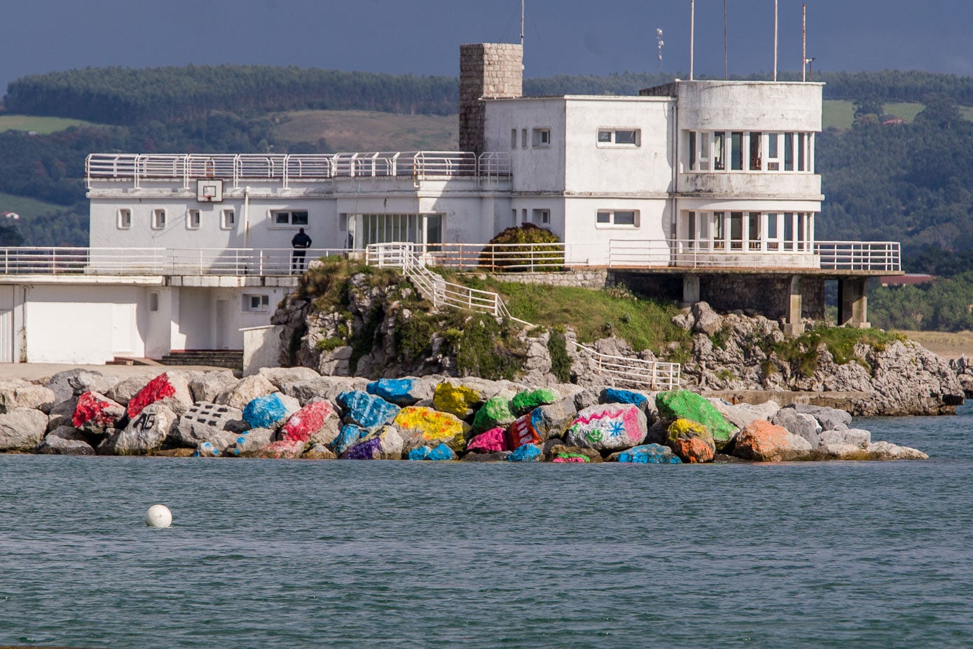El espigón construido en la playa de La Magdalena ha sufrido pintadas vandálicas en los últimos tiempos.