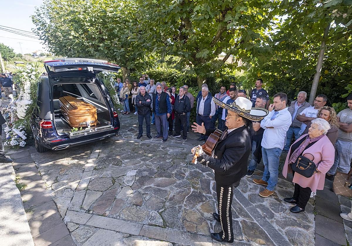 Un mariachi, junto a casi un centenar de personas, acompañaron a Uco Lastra en su despedida.
