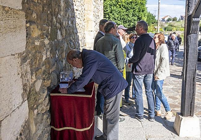 Los asistentes dejaron sus últimos mensajes en el libro de firmas.
