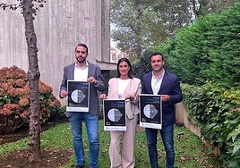 El presidente de la Asociación Empresarial de Hostelería de Cantabria, Eduardo Lamadrid; la alcaldesa de Santander, Gema Igual, y el concejal de Turismo, Fran Arias, presentan la I Feria Profesional de Hostelería.