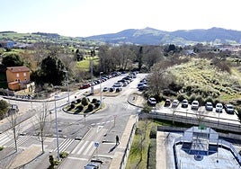 Vista de la rotonda y del aparcamiento provisional en El Valle.
