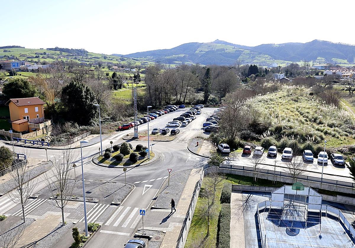 Vista de la rotonda y del aparcamiento provisional en El Valle.