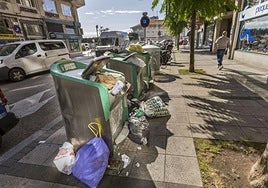 Los contenedores neumáticos de la calle Atilano Rodríguez, al lado de la calle Antonio López, llenos de basura.