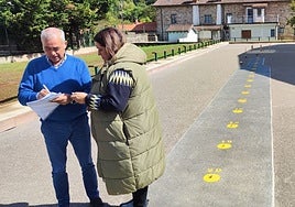 El alcalde de Arenas firmó ayer la recepción de la obra de la nueva bolera.