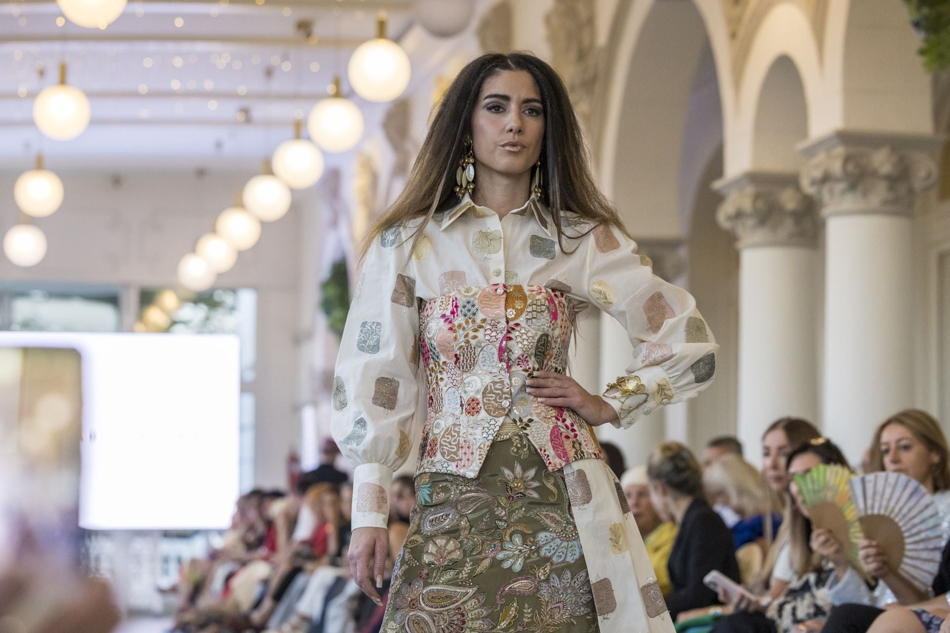 Paula Díaz, en el desfile de Leyre Doueil y las joyas de Jabier Bilbao.