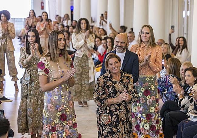 Los creadores vascos Leyre Doueil y Jabier Bilbao saludan al finalizar su desfile en la Santander Slow Fashion'25.