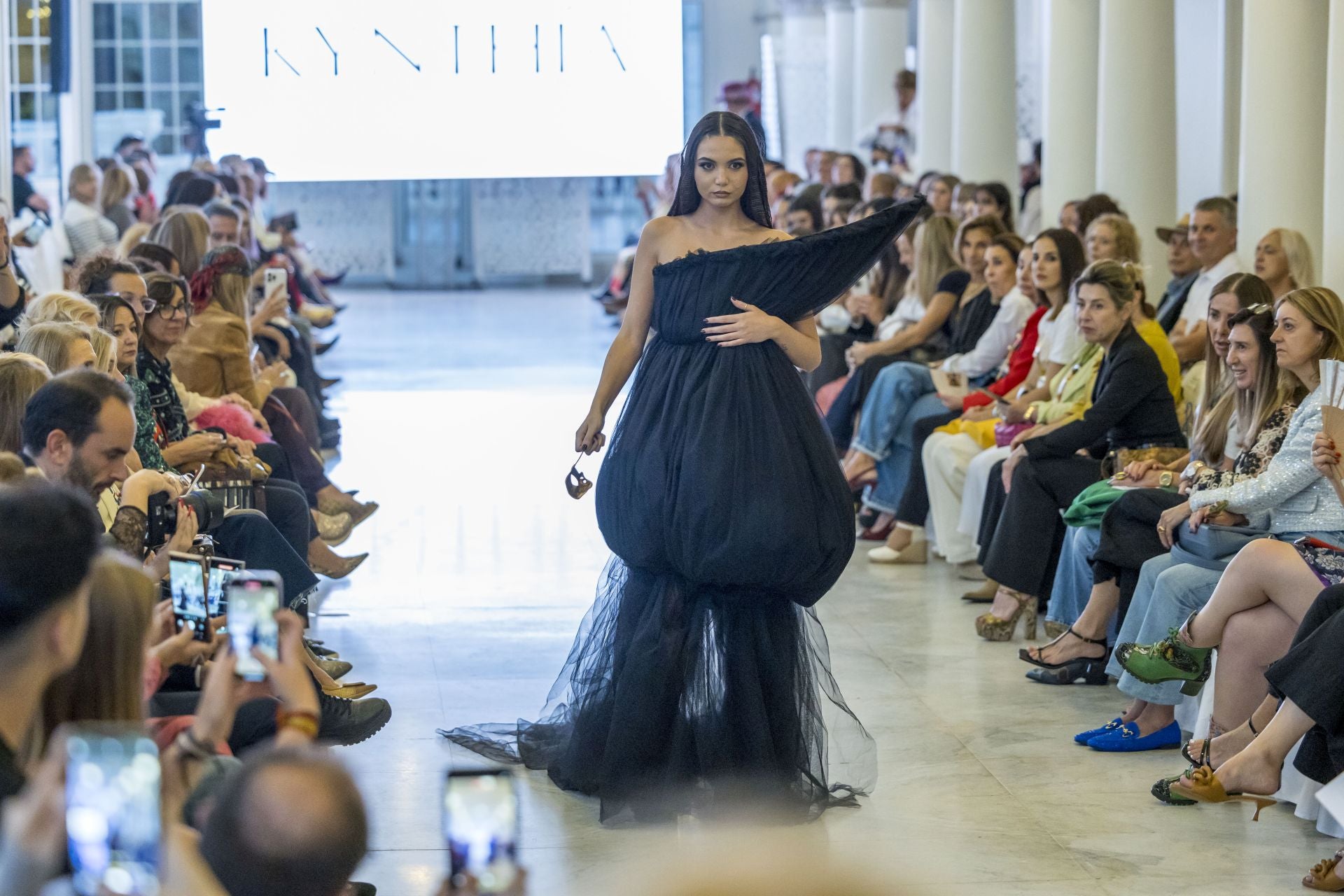 Luna Montero, con otra de las creaciones inspiradas en la arquitectura de Cinthya Martínez.