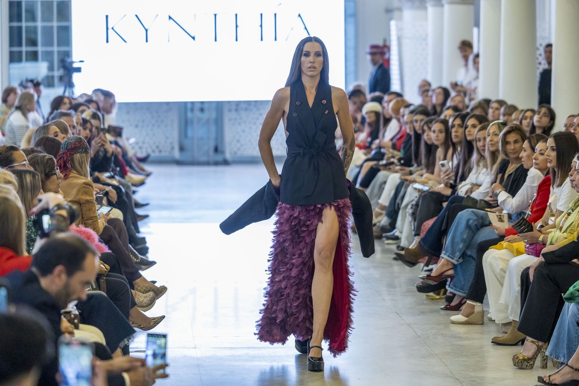 Lucila Fernández, con falda de plumas y chaleco de Kynthía.