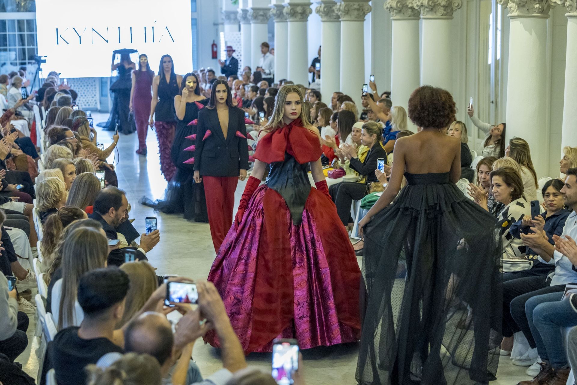 Carrusel final del original desfile de Cinthya Martínez Blanco que, al frente de la marca Kynthía, presentó un proyecto de alta costura con una marcada estética artística, arquitectónica y vanguardista.