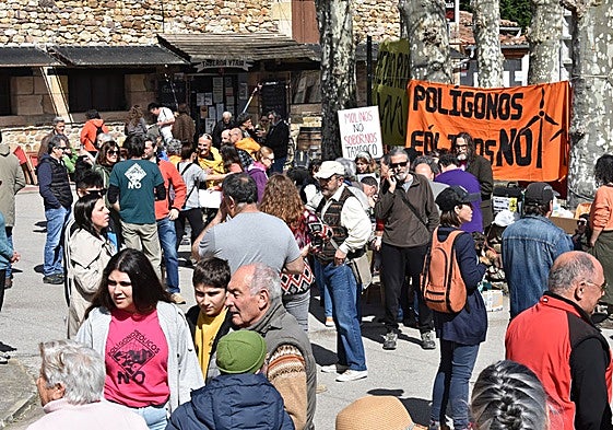 Protesta por los molinos eólicos proyectados en Molledo.