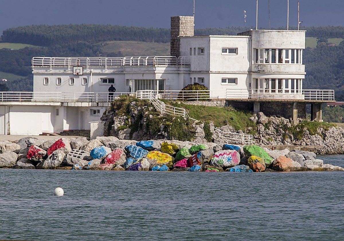 Las pintadas vandálicas de colores han cambiado el paisaje del espigón construido en la playa de La Magdalena.