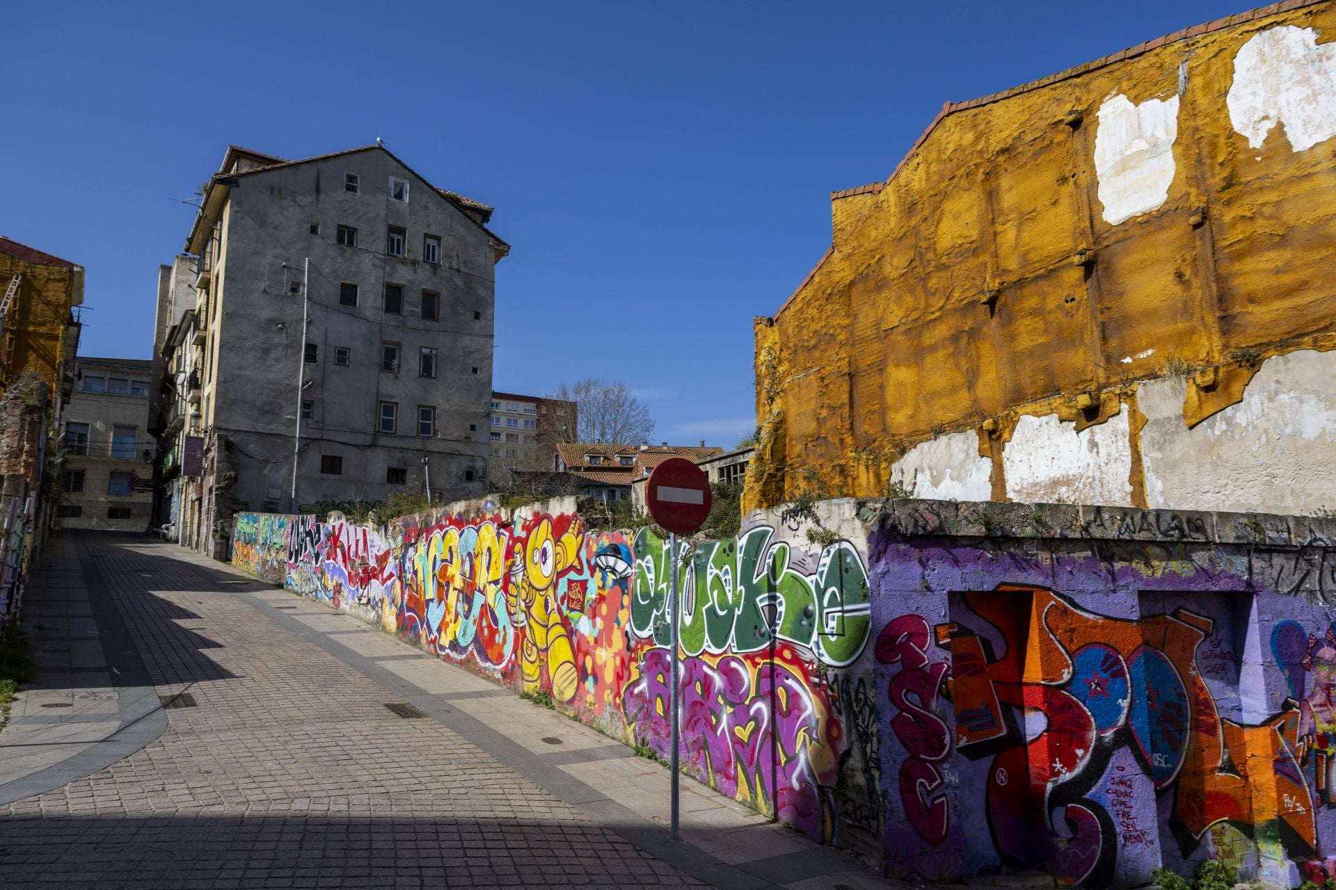 La calle San Pedro acumula numerosos grafitis en muros.